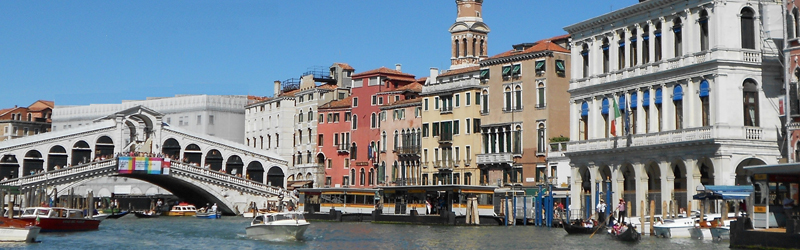Il Ponte di rialto con uno scorcio sul canale